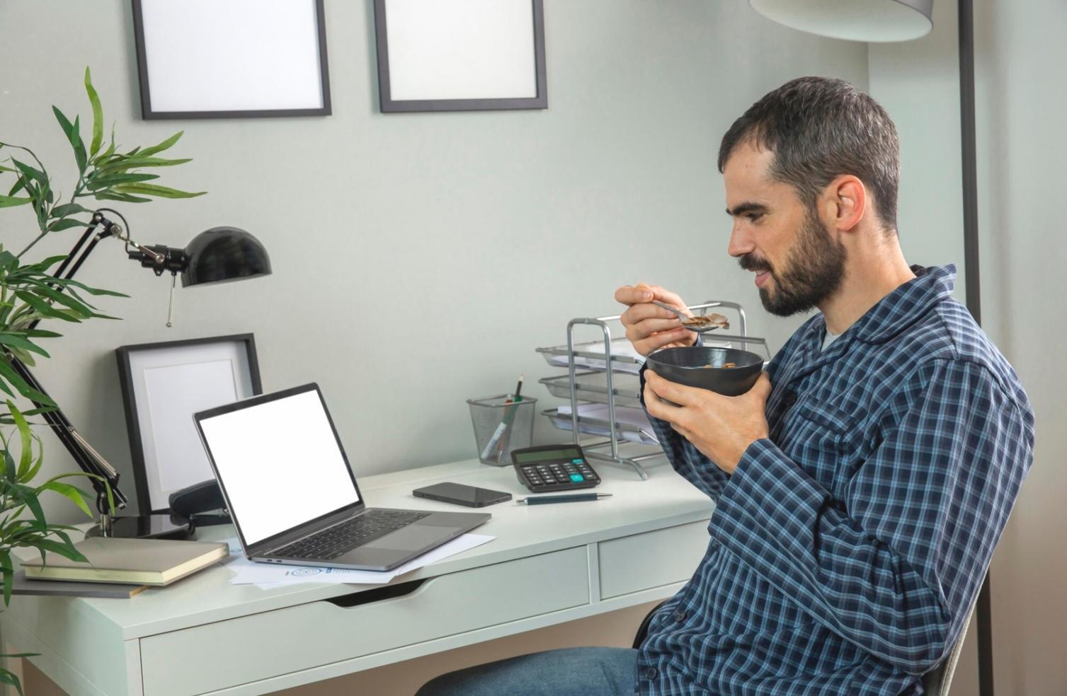 Workshop-Szenario mit Teilnehmern bei der Arbeit an Budget-Präsentationen